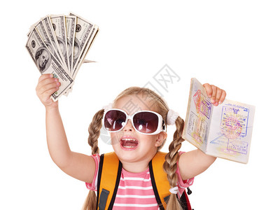 持有国际护照和钱的小女孩外出度假图片