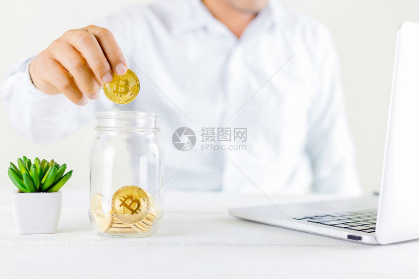 比特币金在木桌上的玻璃罐中图片