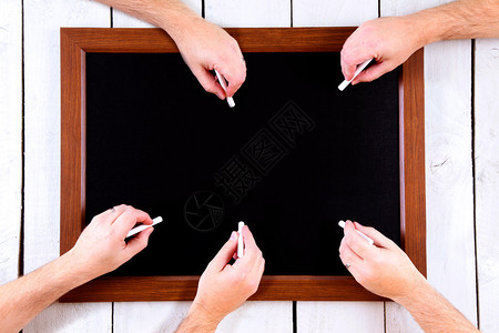 空白黑板标志与许多手与粉笔准备写图片