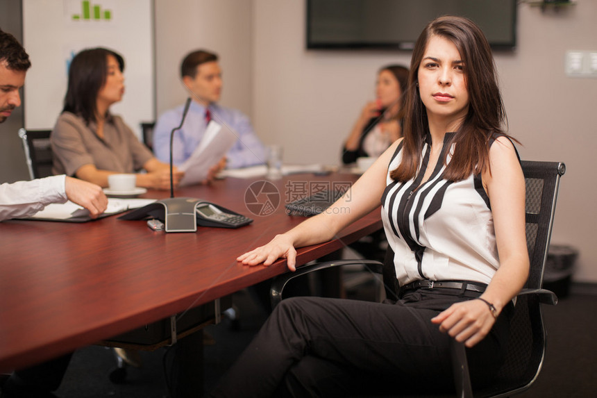 一位自信而强大的女律师与她的一些客户坐在会图片