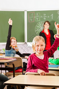 教育年轻女教师与学生以他的小学或图片