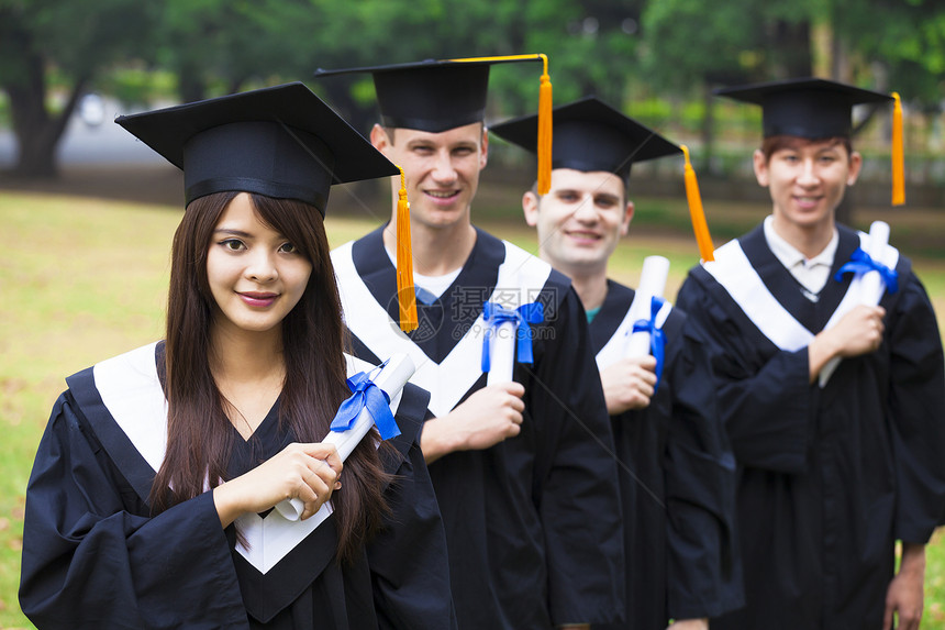 大学校园毕业礼服中快图片