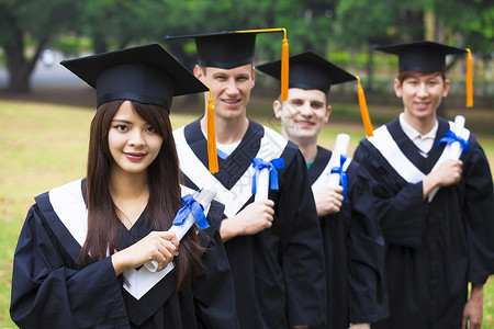 大学校园毕业礼服中快图片