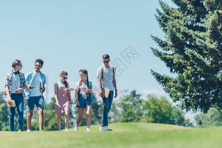 公园里一起走路的年轻人图片