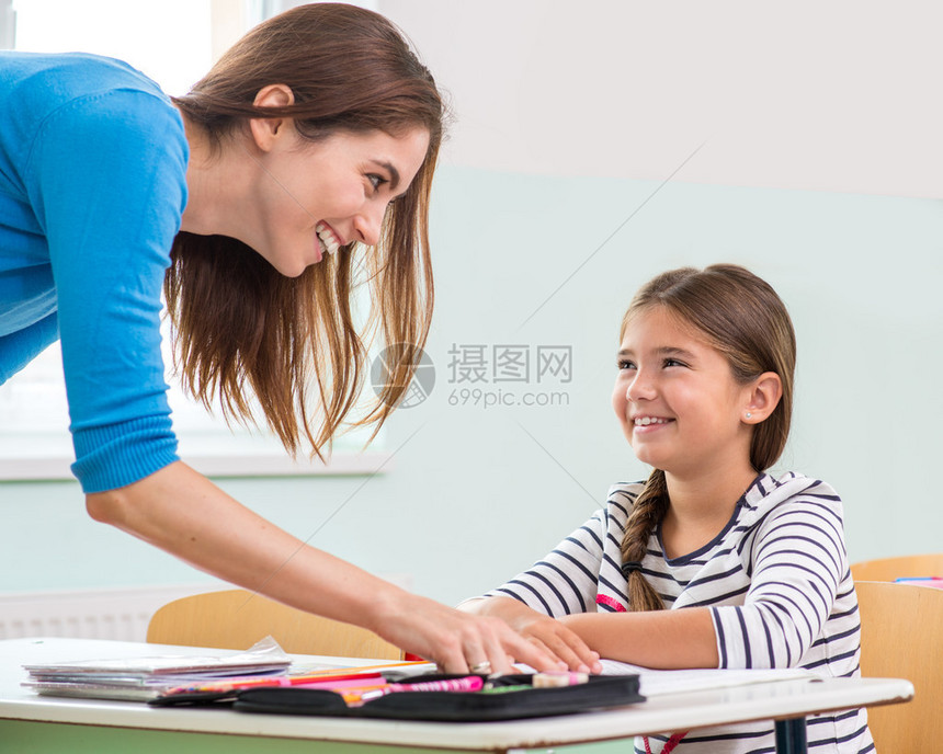 女老师和女孩读书图片