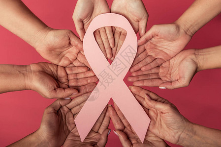 女抗乳腺癌红色背景中拿着粉色纸带的女背景图片