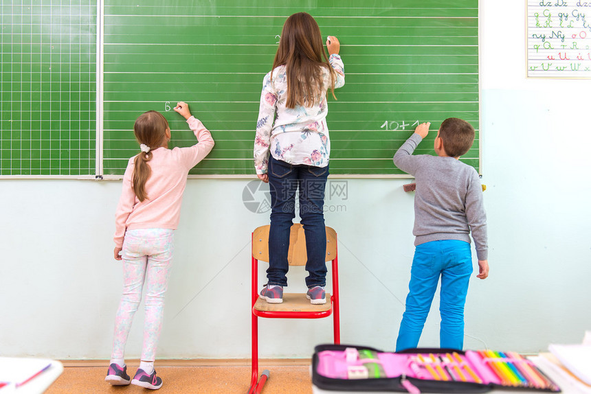 学生在黑板上写字数学课图片