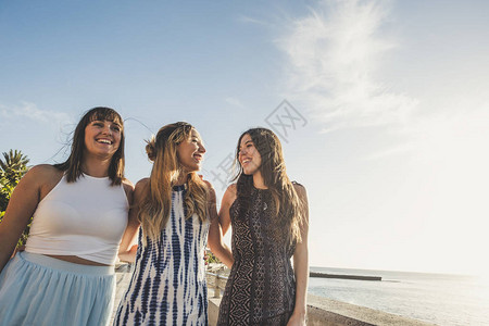 三个年轻女子一起走在一起图片