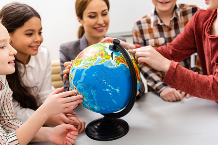 学生和教师在课堂上学习地理学时观看地球图片