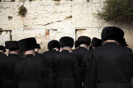 一群正统的犹太青年强烈祈祷图片