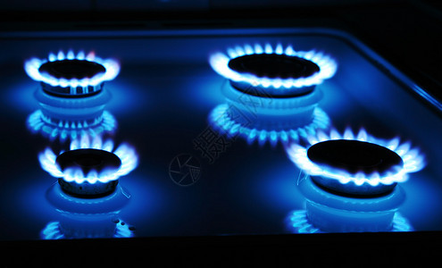 黑暗中的蓝气炉火图片