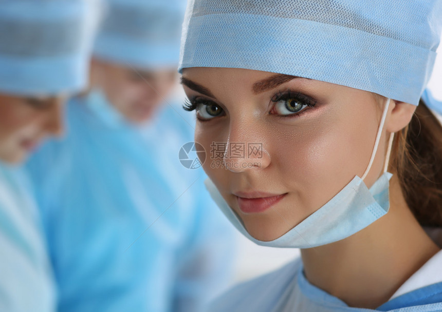 三名外科医生准备在外科手术室进行手术图片