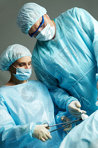 一名外科医生和一名护士图片