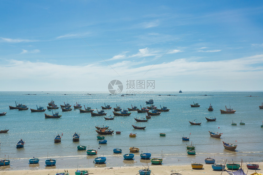 海上钓鱼小船越南渔村的部落船图片
