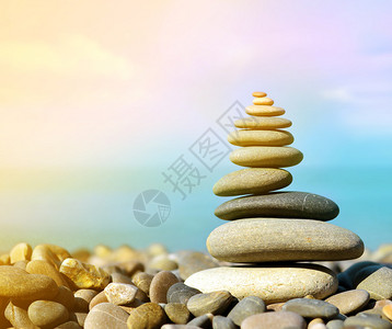 在石海滩的石平衡图片