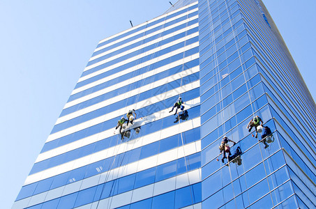 智利圣地亚哥一幢高楼窗户的工人群体清图片