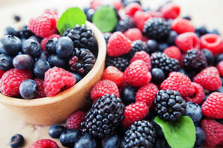 新鲜的草莓蓝和黑莓果子类抗氧化食品健图片