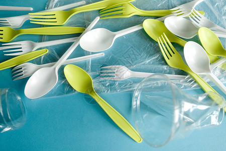 一次勺子叉子和杯子一次餐具塑料污染废物生态回收图片