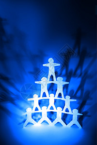 蓝色背景上的人类团队金字塔图片