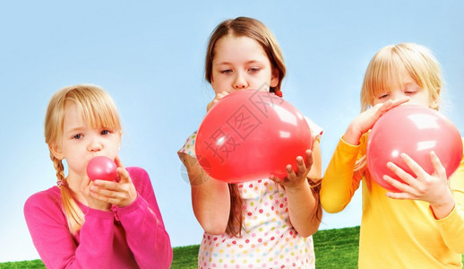 三个快乐的女孩吹气球的形象背景图片