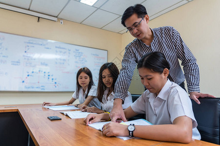 亚洲教师在课堂上给一群学生上课图片