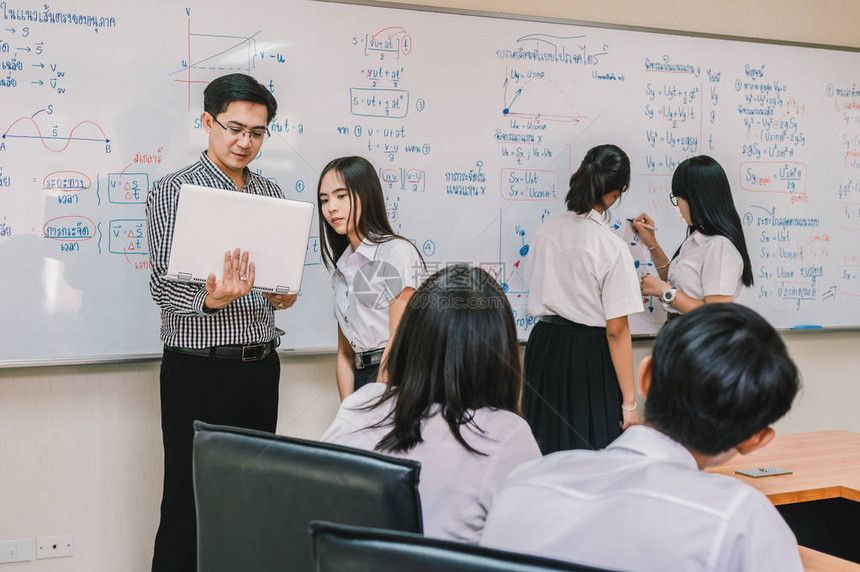 亚洲教师在课堂上给大学生群体上课图片