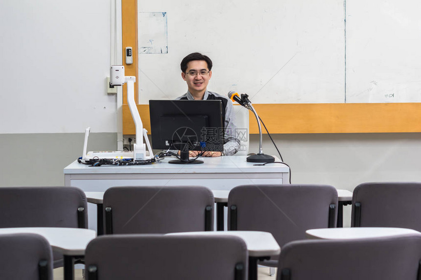 课堂上亚洲教师的肖像大学教育图片