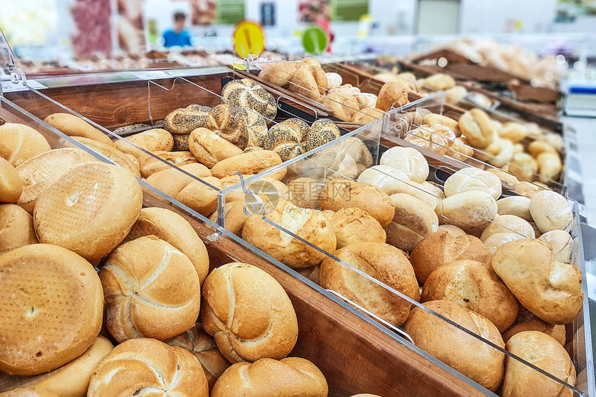 面包店或超市的各种烘焙产品图片