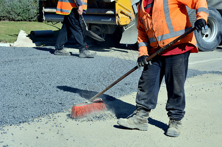 道路工人在铺设新道路的图片