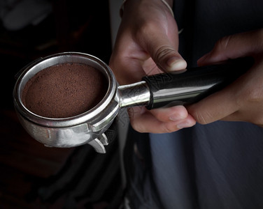 咖啡酿制机煮的咖啡豆靠图片
