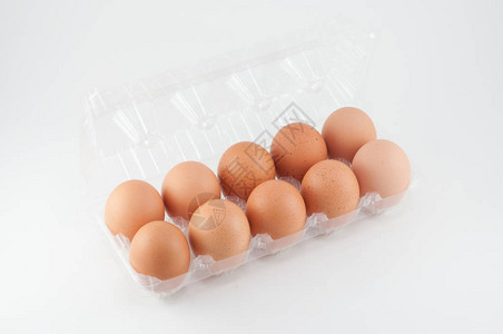 白色背景塑料盒中的鸡蛋图片