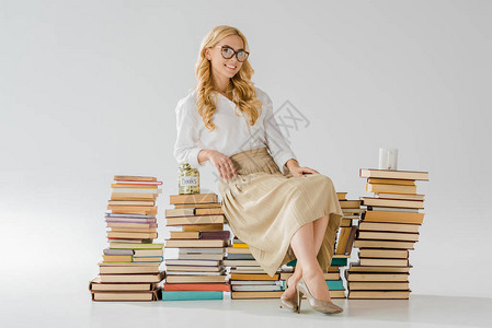 身戴眼镜的美女坐在书上存图片