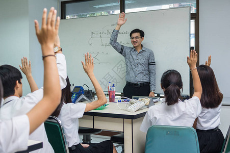亚洲教师给在课堂上实践的学生群体授课图片