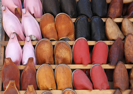 马拉喀什露天市场的手工摩洛哥鞋图片