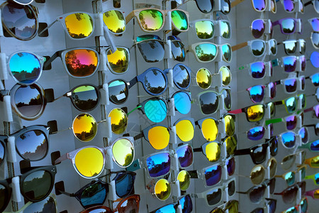 商店陈列的一排带镜面片的彩色太阳镜图片