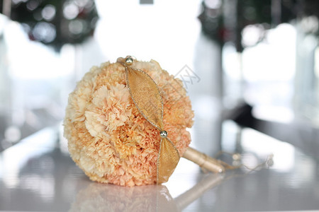 圆形婚礼花束与新鲜的粉红色花朵图片