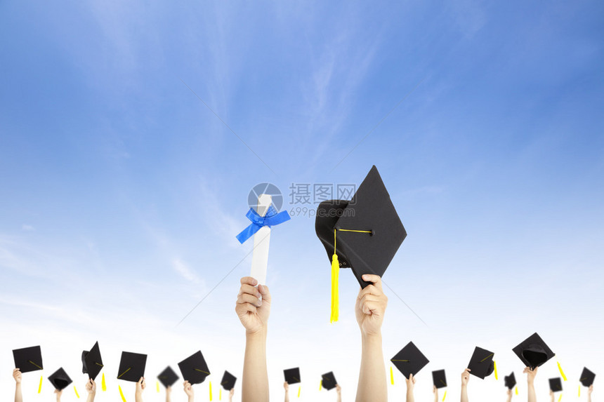 手拿着云背景的毕业帽和文凭证书