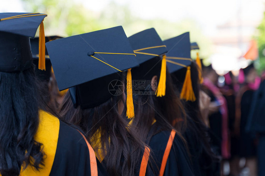 毕业生在毕业典礼上获得文凭学位证书的回顾和软选择重点图片