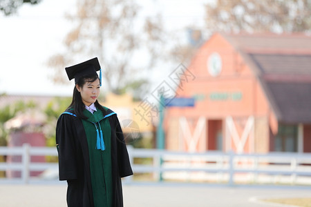 毕业那天的女孩图片