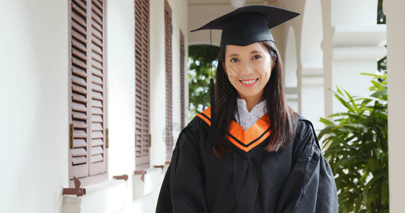 自信的亚洲女人毕业图片