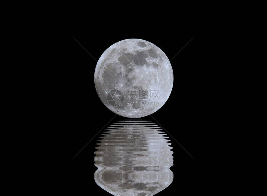 大月亮在黑夜中照耀在图片