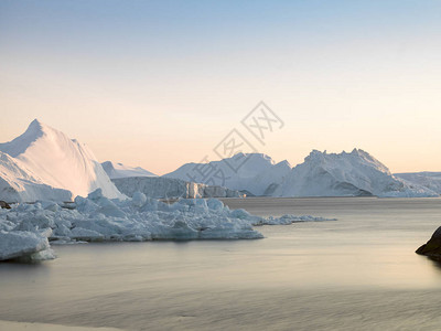 雪中的南极冰山图片