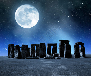 历史巨石柱在夜深背景图片