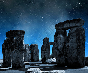历史巨石柱在夜深图片