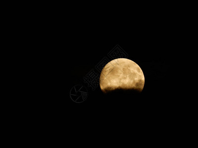 满月在夜间部分被云层覆盖图片