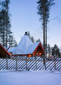 日落时的圣诞老人村芬兰拉普兰背景图片