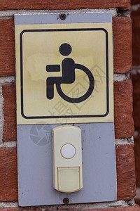残疾人输入按钮在铁路车道站上签图片