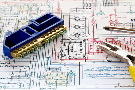 钳子螺丝刀和端子位于电子路上图片