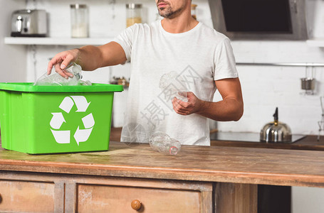 将塑料瓶装在绿色回收箱图片