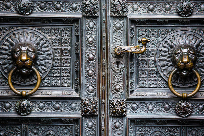 德国科隆大教堂门口的狮头形青铜门环图片